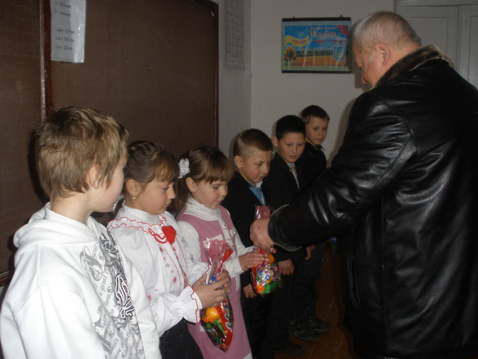 Школярі отримали подарунки від приватного підприємця Добридніка Миколи Петровича